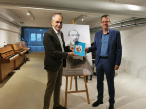 Gerhard Stranz präsentiert sein Buch zusammen mit dem Leiter des Stadtarchivs Stefan Mühlhofer.
