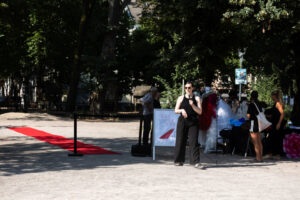 Regisseurin Swentja Krumscheidt ludt an ungewöhnlichen orten Menschen ein, auf dem roten Teppich zu laufen. (Foto: (c) vier-D)