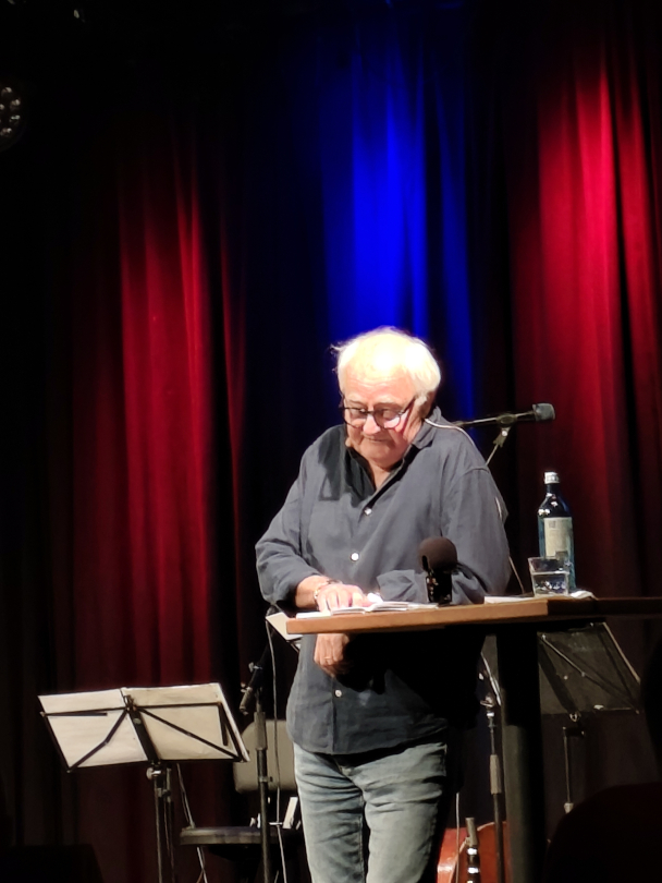 Günter Rückert beim Erzählen seiner geschichten.