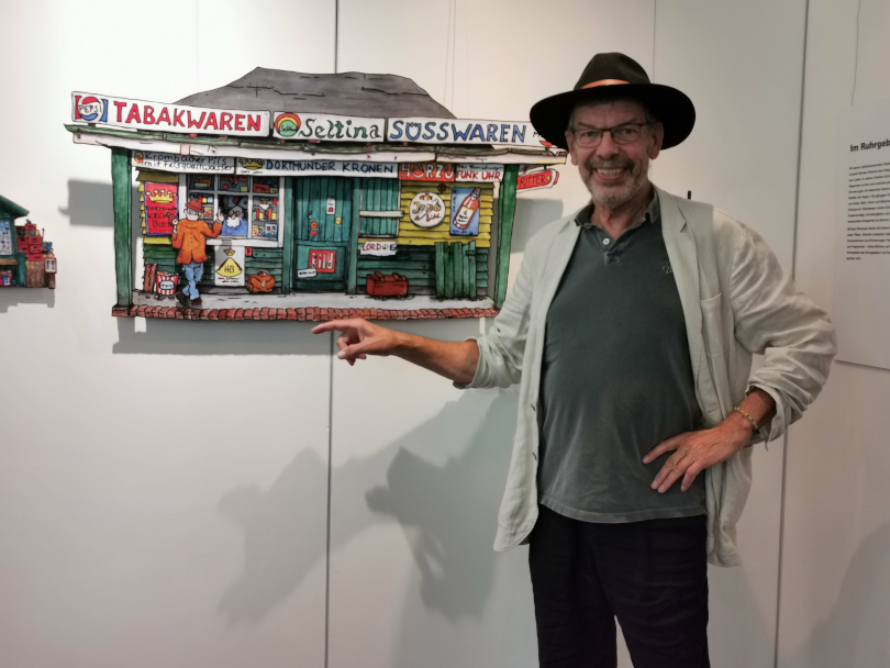 Michael Wienand vor einem seiner Arbeiten.