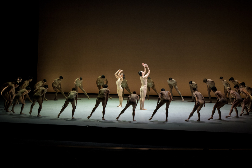 Sae Tamura, Simon Jones (Ballett Dortmund), Ballett Dortmund, NRW Juniorballett in O Fortuna aus Carmina Burana; Choreografie Edward Clug(c) Leszek Januszewski