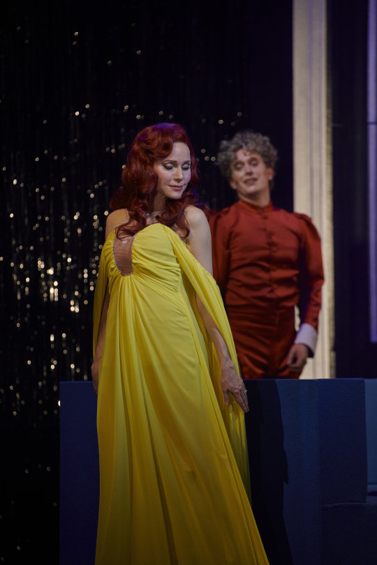 Ob er sie bekommt? Albert (matthias Störmer) ist jedenfalls stark in Isabella (Tanja Christine Kuhn) verliebt. (Foto: (c) Björn Hickmann)