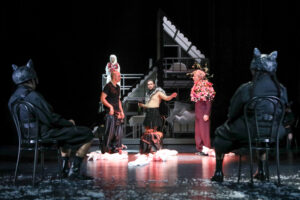 Pidor und der Wolf: v.l.n.r.: Antje Prust, Luis Quintana, Lukas Beeler, Ekkehard Freye und der Wolfschor (Foto: ©Birgit Hupfeld)